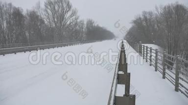 铁路路冬季汽车行驶大雪户外暴风雪俄罗斯暴风雪